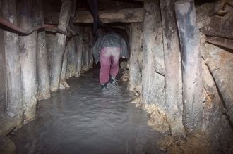 В шахтах не едят. Здесь пьют воду и жуют