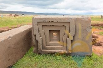 На северо-восточном и юго-восточном углу