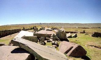 Каменные блоки храмового комплекса Пума 