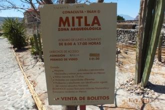 Указатель на входе в археологическую зон