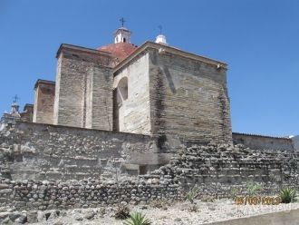 Для зданий Митлы характерны геометрическ