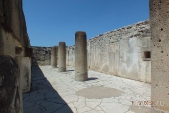 Внутри дворца в Митле. Эти колоны, возмо
