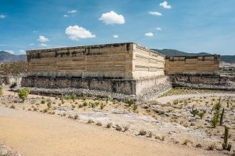Митла, Дворец с колоннами.