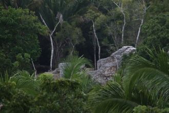 С восточной стороны Пласы, рядом с вышео