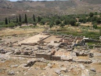 Многие дома на территории дворцового ком