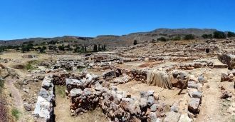 Севернее Закроса, в районе пещеры Пелеки