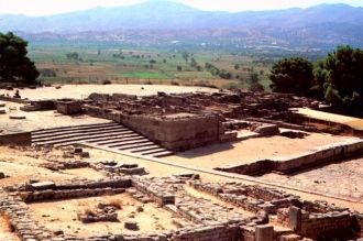 В его стенах ущелья сохранились пещеры, 