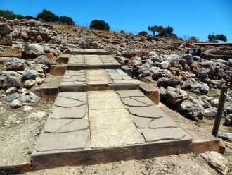 Построен он был около 1900 г. до н.э., р