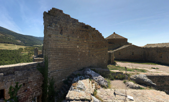 Замок Лоарре находится в северо-централь