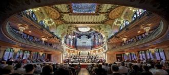 Он вмещает 2200 зрителей.