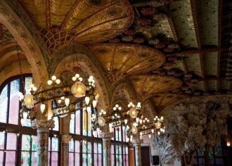 В помещении концертного зала расположено