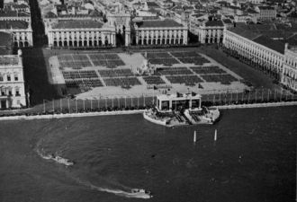 Парад на площади Коммерции