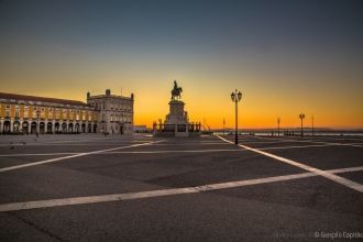 Дорога мимо величественных башен ведёт к