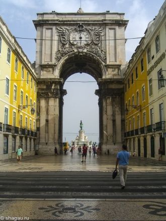 До страшного землетрясения здесь находил