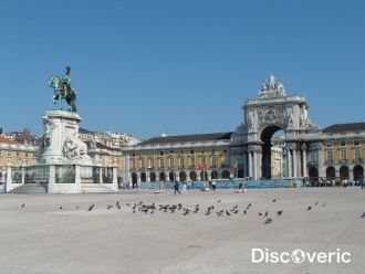 В самом центре площади находится огромна