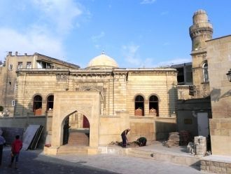 Пустынные улицы и рыночная площадь созда