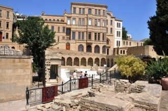 Рыночная площадь расположена рядом с Дев