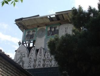 Дом из бутылок является частным владение