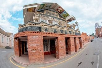 Внутри дома также имеется и портретная г