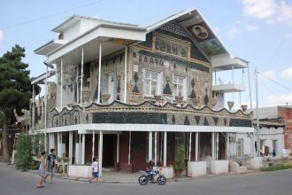 Дом из бутылок в Гяндже