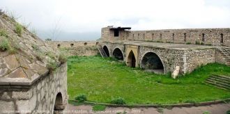 Крепость быстро обросла жилыми домами, ч