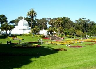 На восточном конце парка находится здани