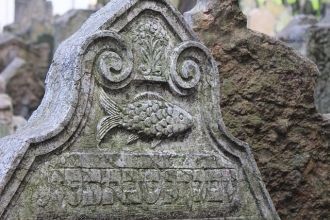 Так, на еврейских надгробных памятниках 