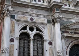 Из-за того, что над церковью работали не