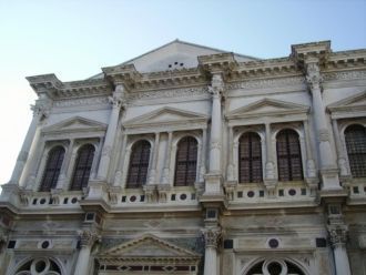 Сдвоенные окна второго этажа — отличител