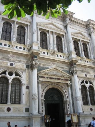 Двухэтажный фасад Скуолы Сан Рокко выпол