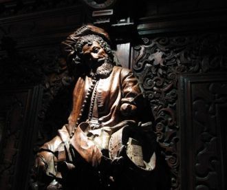 Прекрасные резные фигуры под картинами б