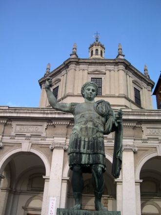 Перед базиликой расположен памятник импе