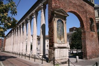 Несколько древнеримских колонн, уцелевши