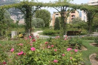 Розарий, как и парк Фонтвьей, японский с