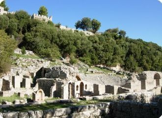 Расположен на берегу одноимённого озера,