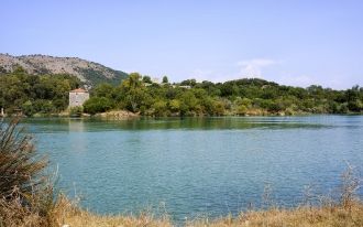 Если спуститься немного ниже акрополя, т