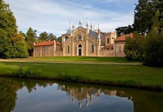 С ноября 2000 года включено в список Все