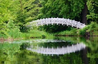 Включает многочисленные сооружения и пей