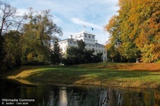 В комплекс входят дворцы Луизиум, Георги