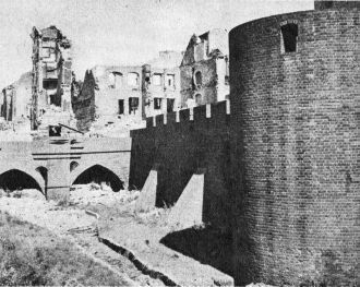 Руины Варшавского барбакана, 1945г.