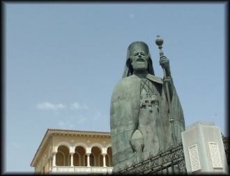 В 1987г. перед дворцом была установлена 