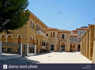 На территории Дворца архиепископа распол