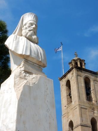 У стен Дворца архиепископа установлен бю