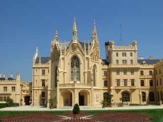 После средневековых готических башенок, 