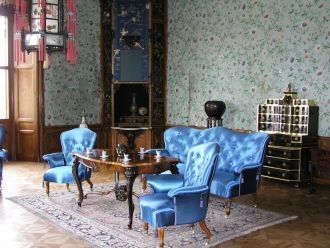 Находясь внутри замка, и переходя из одн