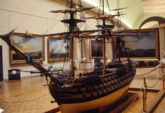 Национальном морском музее выставлено мн