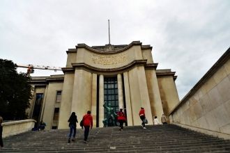 Построен на месте прежнего дворца Трокад