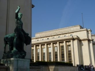 Окна дворца высокие, подчеркивают просто