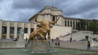 Прямо в холме расположили Национальный т