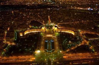 Не менее прекрасный вид на сам дворец от